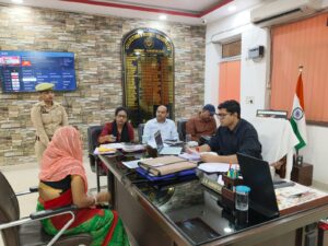 जिलाधिकारी हमीरपुर घनश्याम मीना ने बुधवार को कलेक्ट्रेट कार्यालय में करी जनसुनवाई