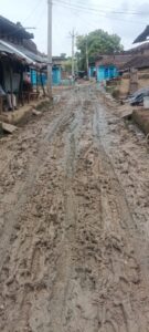 खराब सडक से राहगीरों को हो रही परेशानी