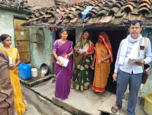 सोशल आडिट टीम ने गांव पहुंच सरकारी योजनाओं की ली जानकारी