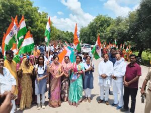 मुस्करा नगर में बुधवार को 151 मीटर लंबे तिरंगे के साथ विशाल तिरंगा यात्रा निकाली