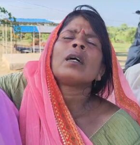 खेत की मेड़ पर चारा काट रही महिला से गालीगलौज, विरोध पर मारपीट का आरोप