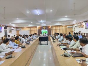 ​जिलाधिकारी ने सीएम डैशबोर्ड की समीक्षा बैठक में दिए सख्त निर्देश विकास कार्यों की रैंकिंग टॉप-10 में लाने के दिए आदेश